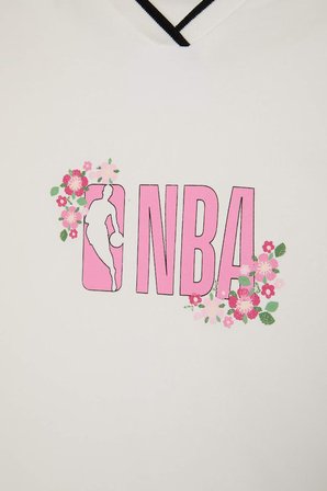 DeFacto NBA Lisanslı Relax Fıt Bisiklet Yaka Kısa Kollu Ecru Tişört H9623AX26HSER105