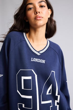 Oversize V Yaka Çizgili Yaka Detaylı Baskılı Sweatshirt