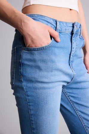 DeFacto Crop Flare Fıt Yüksek Bel Kısa Paça Bilek Boy Jean Yıkamalı Pantolon H1665AX26SMNM39