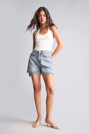 DeFacto %100 Pamuk Mom Fıt Mavi Denim Şort I3183AX26HSNM28
