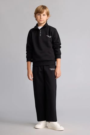 Defacto H9689A8BK81 Siyah Regular Fit Yarım Fermuarlı Dik Yaka İçi Yumuşak Tüylü Yazı İşlemeli Sweatshirt Erkek Çocuk