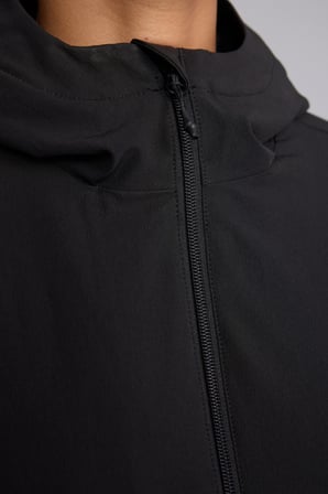 Regular Fit Rüzgar Geçirmez Su İtici Kapüşonlu Fermuarlı Cepli Polar Astarlı Mont
