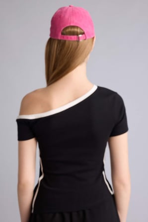DeFacto Crop Top Kayık Yaka Baskılı Ribana Kısa Kollu Tişört G9406AX26SPBK81