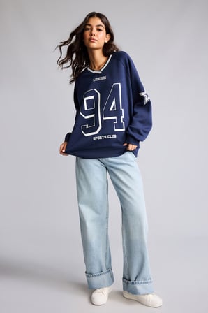 Oversize V Yaka Çizgili Yaka Detaylı Baskılı Sweatshirt