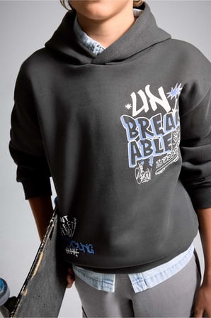 Oversize Kapüşonlu Önü Baskılı İçi Yumuşak Tüylü Sweatshirt Erkek Çocuk