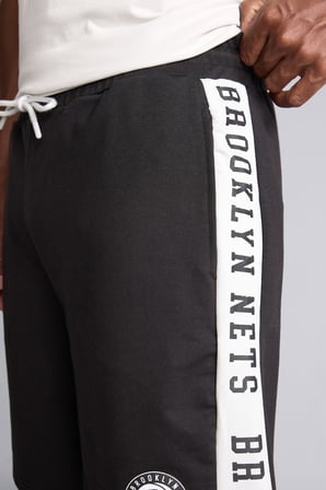 DeFacto NBA Brooklyn Nets Yan Şeritli Standart Fit Şort H8284AX26AUBK81