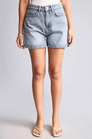 DeFacto %100 Pamuk Mom Fıt Mavi Denim Şort I3183AX26HSNM28