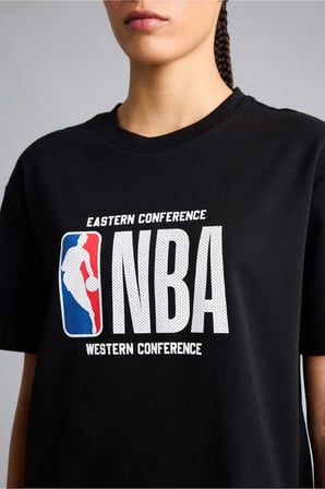 DeFacto %100 Pamuk NBA Wordmark Relax Fıt Kısa Kollu Tişört G0717AX26SPBK81