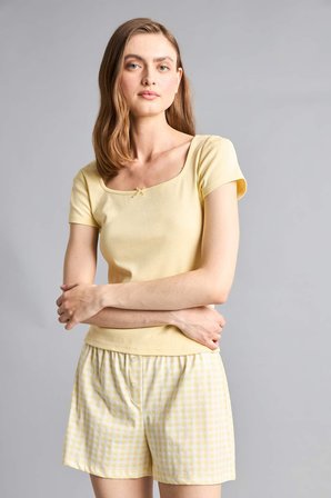 DeFacto Regular Fıt Kısa Kollu 2'li Kareli Şortlu Ribana Açık Sarı Pijama Takım G9860AX26SMYL83