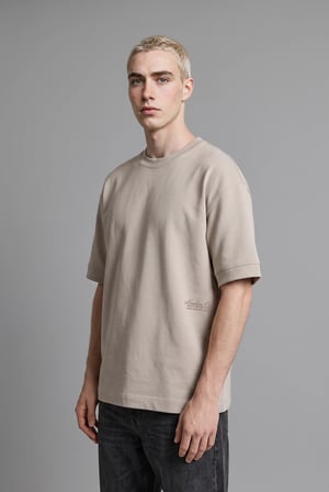 Loose Fit Bisiklet Yaka Düşük Omuzlu Baskılı Tişört