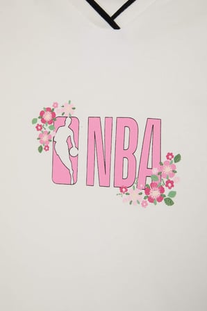 DeFacto NBA Lisanslı Relax Fıt Bisiklet Yaka Kısa Kollu Ecru Tişört H9623AX26HSER105