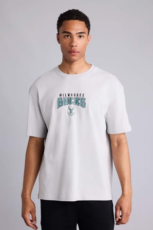 DeFacto %100 Pamuk NBA Mılwaukee Bucks Overshırt Fıt Kısa Kollu Tişört H3329AX26SMGR91