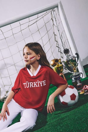 DeFacto Dünya Kupası V Yaka Kısa Kollu Türkiye Baskılı Kırmızı Tişört Kız Çocuk I1120A826SMRD62