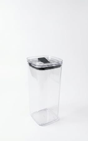 Softchef Click'n Fresh Hava Geçirmez Kare Plastik Erzak Kabı 2100 ml - Vakumlu Tek Tuş Kapaklı Şeffaf Plastik Bakliyat, Un ve Şeker Saklama Kabı, BPA İçermez (10,5x10,5x24,5cm)