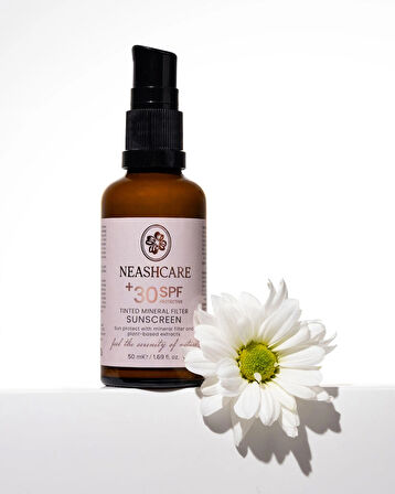 Leke Karşıtı Cilt Tonuna Uyum Sağlayan Işıltılı Mineral Filtreli Renkli 30+ SPF Güneş Koruyucu Krem 50 ml