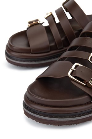 Janet&Janet Kadın Suni Deri Kahverengi Düz Terlik 1215 J693 BN TRLK Y26 DARK BROWN