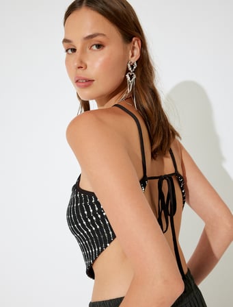Halter Yaka Crop Sırtı Bağcıklı Asimetrik Pullu Abiye Bluz