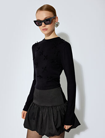 Koton X Sibil Çetinkaya - Fiyonk Aplike Detaylı Viskon Slim Fit Bisiklet Yaka Uzun Kollu Tişört