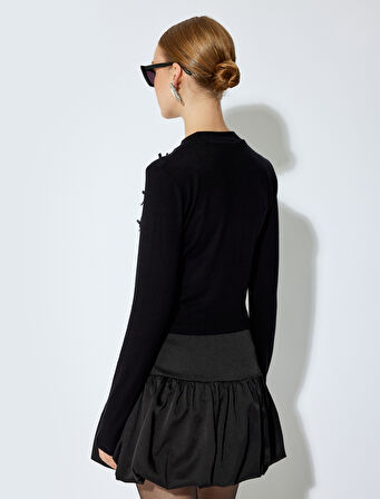 Koton X Sibil Çetinkaya - Fiyonk Aplike Detaylı Viskon Slim Fit Bisiklet Yaka Uzun Kollu Tişört