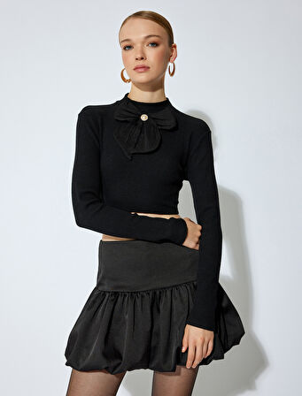 Slim Fit Hafif Dik Yaka Fiyonk Aplike Detaylı Crop Triko Kazak