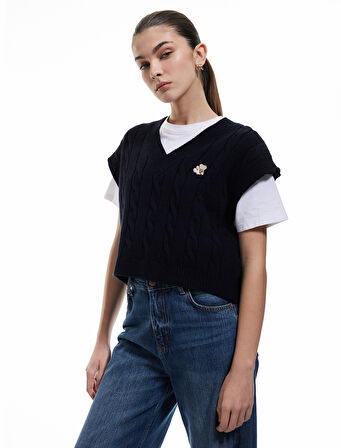 Ayıcık Nakış Detaylı Kolsuz V Yaka Saç Örgü Süveter