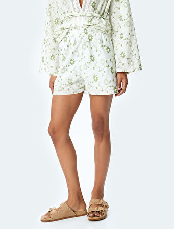 Pamuklu Astarlı Nakış Detaylı Çiçekli Fisto Şort