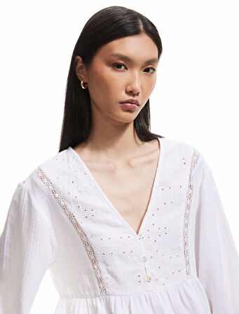 Pamuklu Bol Kalıp Nakış Detaylı V Yaka Fistolu Müslin Bluz