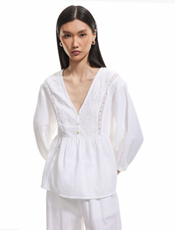 Pamuklu Bol Kalıp Nakış Detaylı V Yaka Fistolu Müslin Bluz