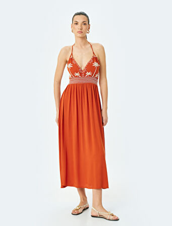 Nakış Detaylı Boyundan Bağlamalı Uzun Plaj Elbisesi