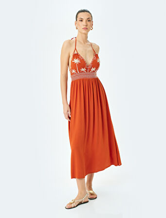 Nakış Detaylı Boyundan Bağlamalı Uzun Plaj Elbisesi