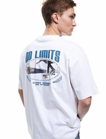 Kısa Kollu Bisiklet Yaka Pamuklu Arkası Baskılı Tişört