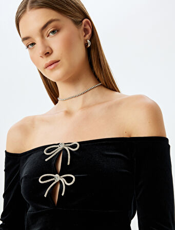 Metalik Fiyonk Detaylı Omzu Açık Kadife Bluz 