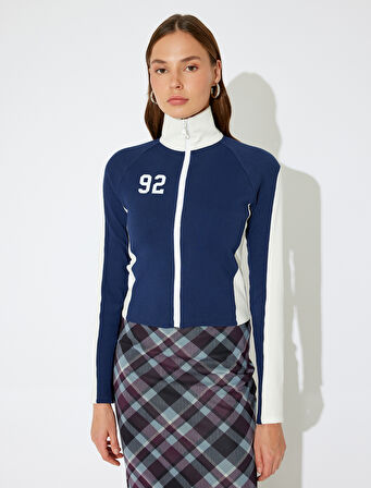 Koton X İnji - Fermuarlı Dik Yaka Renk Bloklu Kolej Baskılı Uzun Kollu Slim Fit Tişört