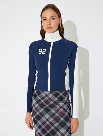 Koton X İnji - Fermuarlı Dik Yaka Renk Bloklu Kolej Baskılı Uzun Kollu Slim Fit Tişört