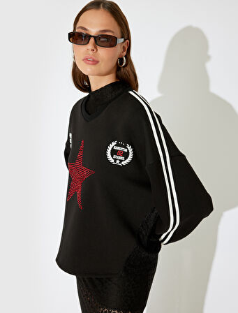 Koton X İnji - Taşlı V Yaka Arkası Baskılı Biyeli Rahat Kalıp Kolej Sweatshirt