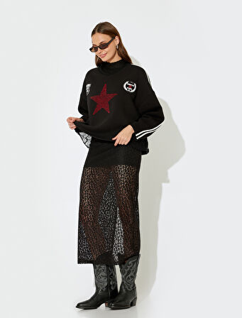 Koton X İnji - Taşlı V Yaka Arkası Baskılı Biyeli Rahat Kalıp Kolej Sweatshirt