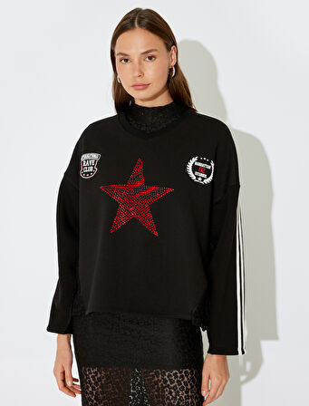 Koton X İnji - Taşlı V Yaka Arkası Baskılı Biyeli Rahat Kalıp Kolej Sweatshirt