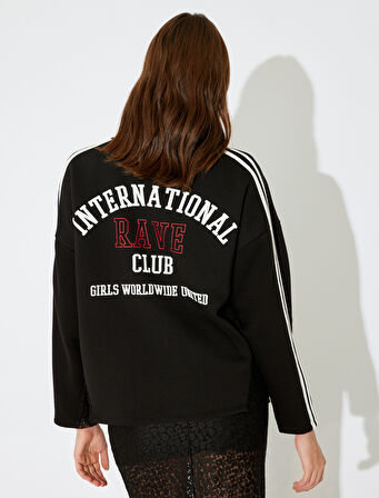 Koton X İnji - Taşlı V Yaka Arkası Baskılı Biyeli Rahat Kalıp Kolej Sweatshirt