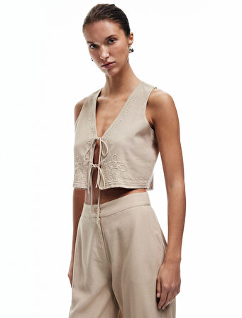 Pamuk-Viskon Kumaş Önden Bağlamalı Fiyonk Detaylı İşlemeli Yelek