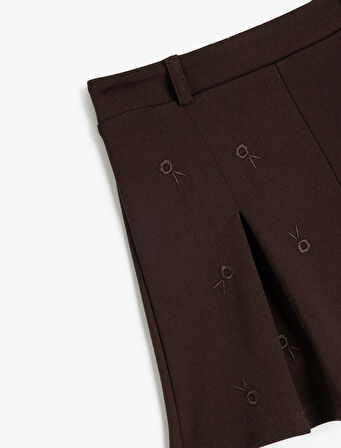 Viskon Karışımlı Nakış Detaylı Pileli Şort