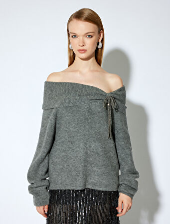 Koton X Melis Ağazat - Uzun Kollu Fiyonk Detaylı Yumuşak Dokulu Omzu Açık Örgü Kazak