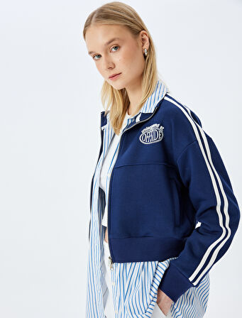 Dik Yaka Fermuarlı Cep Detaylı Biyeli Crop Kolej Sweatshirt