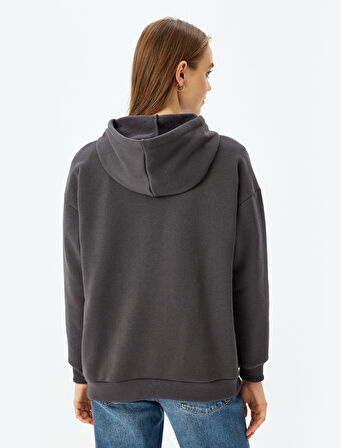 Şardonlu Kapüşonlu Baskılı Rahat Kalıp Sweatshirt