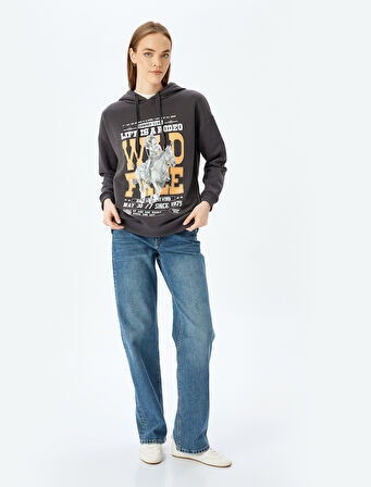 Şardonlu Kapüşonlu Baskılı Rahat Kalıp Sweatshirt