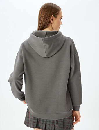 Şardonlu Kolej Baskılı Kapüşonlu Uzun Kollu Sweatshirt