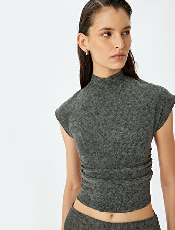 Slim Fit Dokulu Dik Yaka Kolsuz Tişört