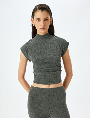 Slim Fit Dokulu Dik Yaka Kolsuz Tişört