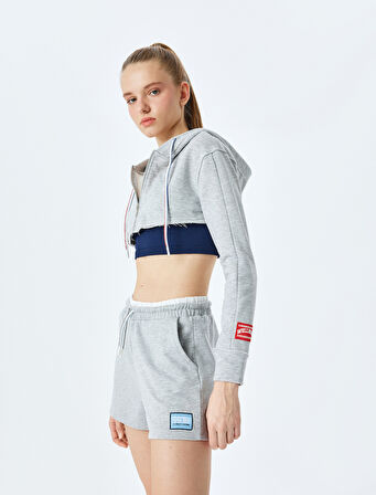 Çift Bel Detaylı Bağcıklı Etiket Baskılı Cepli Mini Spor Şort