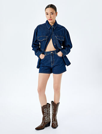 Rahat Kesim Pamuklu Düğmeli Cep Detaylı Mini Denim Şort