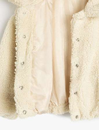 Yumuşak Dokulu Düğmeli Peluş Mont